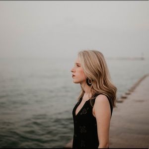 Meet your Posher, Caitlin